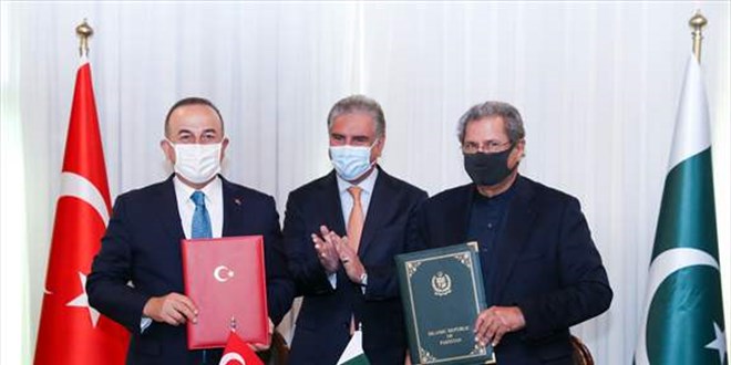 Pakistan'da Dışişleri Bakanı Çavuşoğlu'na devlet nişanı tevdi edildi