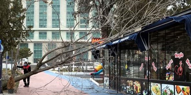 Kırıkkale, Kayseri, Kırşehir ile Niğde'de fırtına hayatı olumsuz etkiledi
