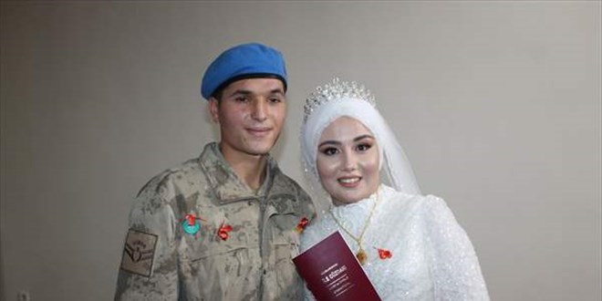 Nikah törenine damatlık yerine askeri üniformasıyla katıldı