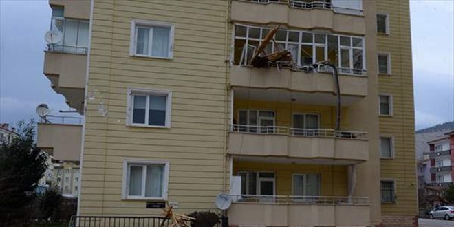 Tokat'ta kuvvetli rüzgar çatıları uçurdu, ağaç ve direkleri devirdi
