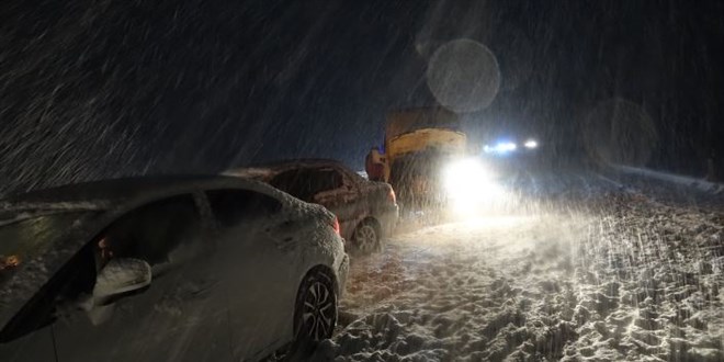 Kayseri-Sivas kara yolunda çok sayıda araç mahsur kaldı