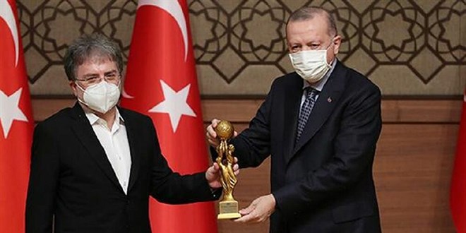 Ahmet Hakan 'Medya Oscar Ödülü'nü Cumhurbaşkanı Erdoğan'dan aldı