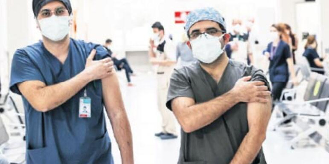 Aşı vurulan sağlık çalışanları kendini şanslı hissediyor