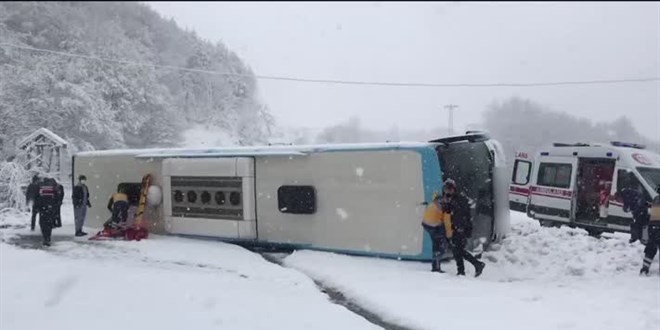 Zonguldak'ta yolcu otobüsü devrildi