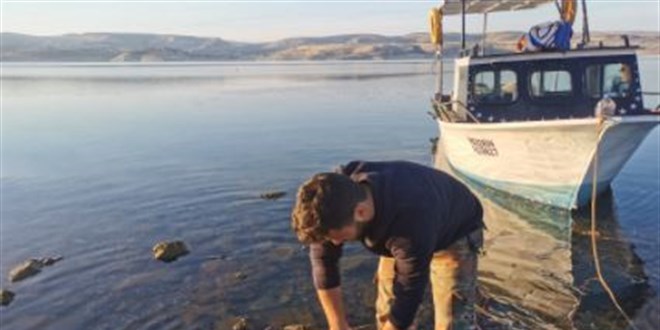 Koronavirüsten korunmak için baraj gölündeki adacığa yerleşti