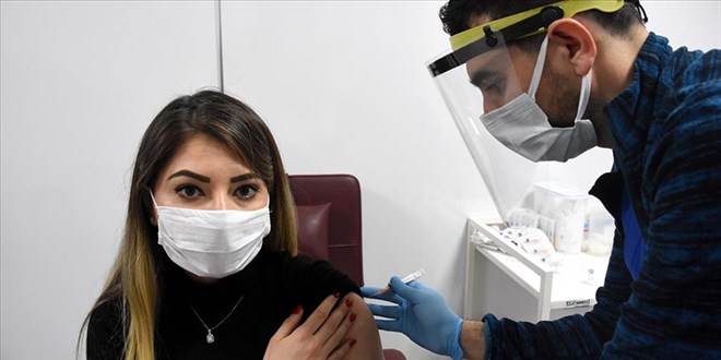 Aşı olan doktordan 'Nefessiz kalmak istemiyoruz' mesajı