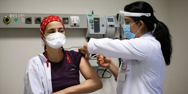 Kovid-19 savaşçıları aşıyla moral buldu