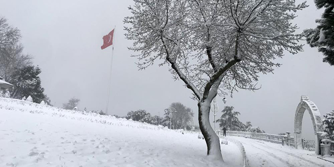 İstanbul'da kar etkisini artırdı, Çamlıca Tepesi'nde kar kalınlığı 20 santime ulaştı