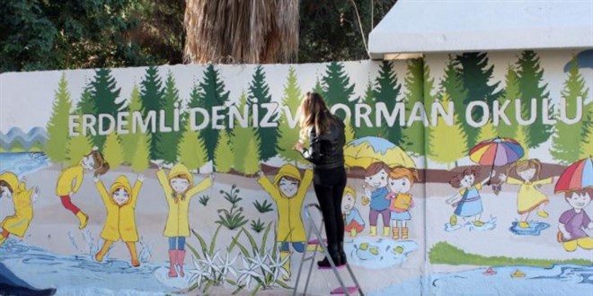 Şengül öğretmen çocuklar için duvarları renklendiriyor