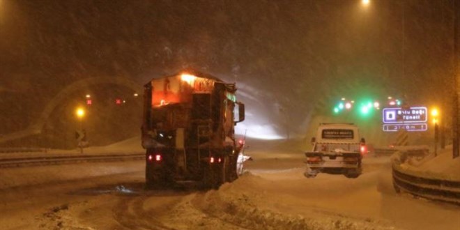 Bolu Dağı'nda kar nedeniyle ulaşımda aksaklık yaşanıyor