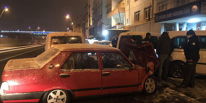 Kayseri'de kontrolden çıkan otomobil 3 polis aracına çarptı