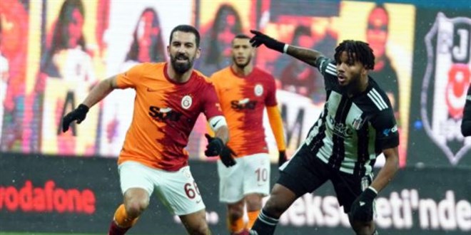 Beşiktaş derbi galibiyetiyle liderliğini sürdürdü