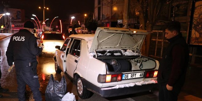 Kısıtlamayı deldi, kaçak sigara ile maskesiz yakalandı: Kendime sarıyorum