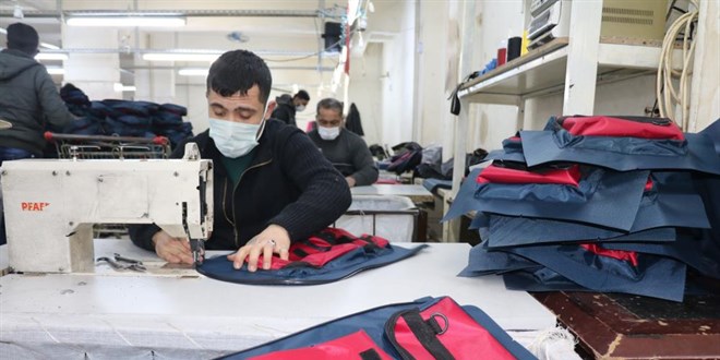 Okullar açılmayınca çantalar elde kaldı