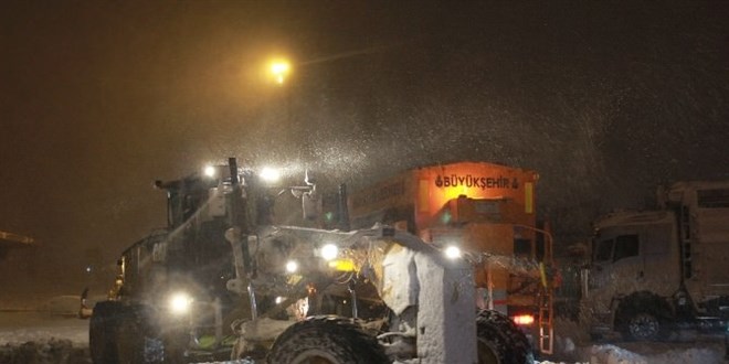 Yoğun kar yağışı sebebiyle mahsur kalan 10 tır kurtarıldı