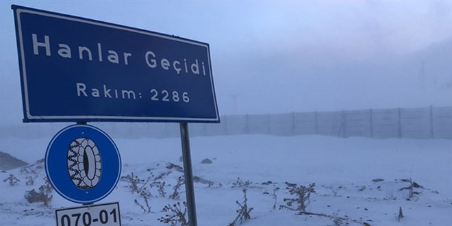 Kars'ta tipi; evler kara gömüldü, dışarı çıkamadılar