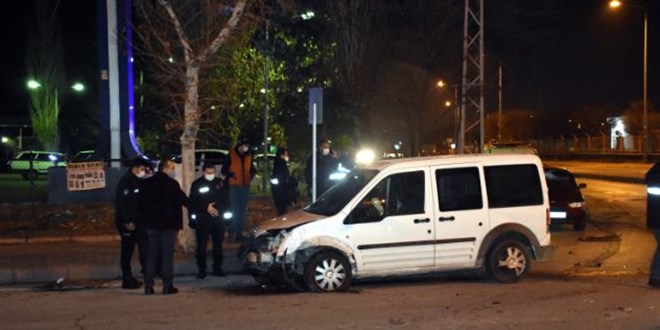 Kayseri'de otomobil sivil polis aracına çarptı: 1 yaralı