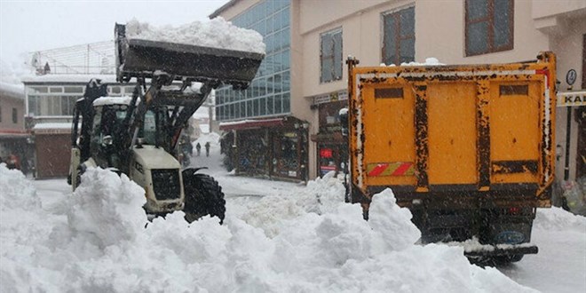 Bitlis kar altında: Her gün 200 kamyon kar şehir dışına taşınıyor