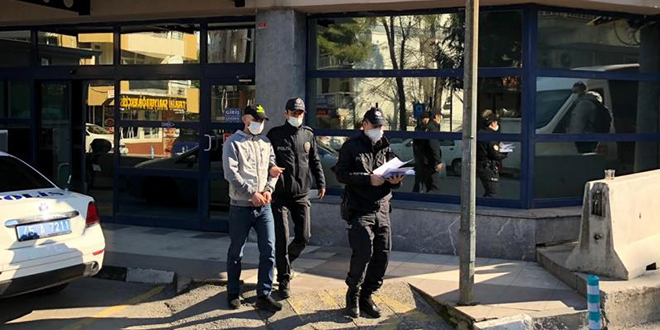 Büfeyi ateşe verdi, kaçarken polise çarptı