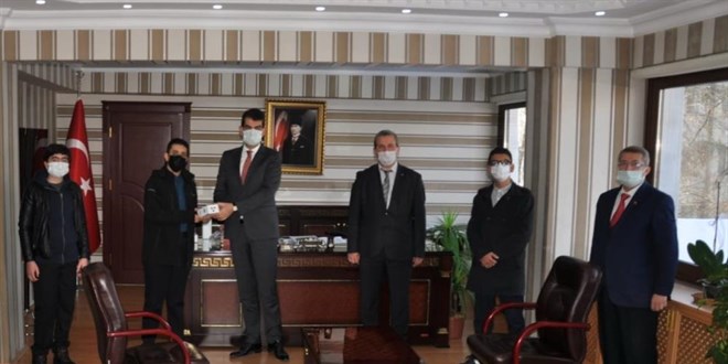 İHL öğrencilerinden sosyal mesafe cihazı