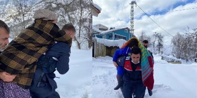 Sobadan zehirlenen aileyi jandarma ekipleri sırtında taşıdı