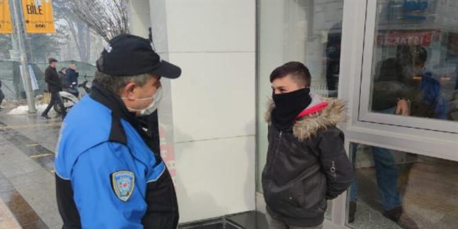 Polisten, bankadaki babasını bekleyen çocuğa: Söyle 900 lira daha fazla çeksin