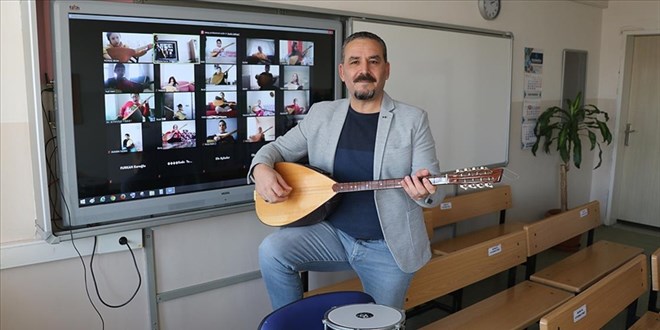 Halil öğretmen bağlama derslerini çevrimiçi ortama taşıdı