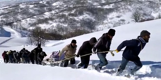 Bitlis'te hasta kadın kızakla 20 kilometre taşındı