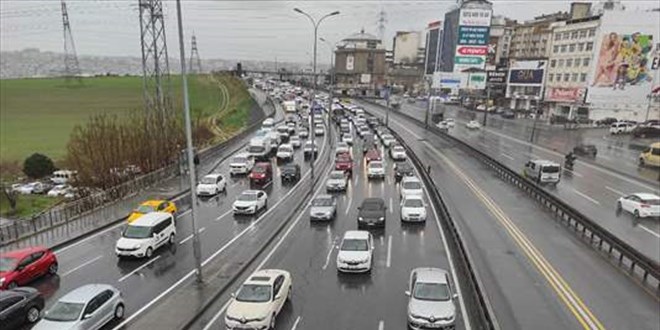 İstanbul'da öğle saatlerinde şaşırtan trafik yoğunluğu
