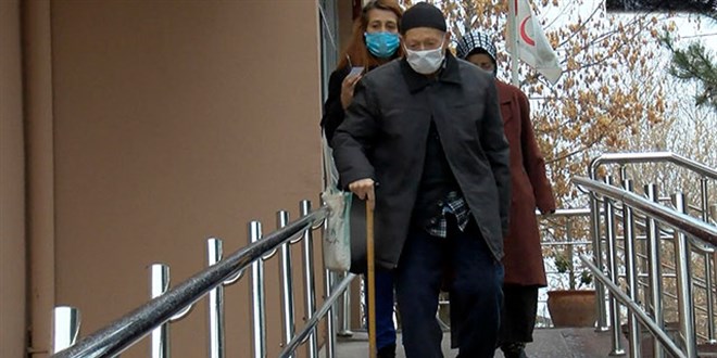 80 yaş üstü aşı için sağlık merkezlerinin yolunu tuttu