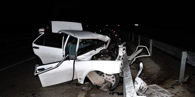 Ters yöne girip soğan yüklü kamyona çarptı: 1 ölü, 1 yaralı