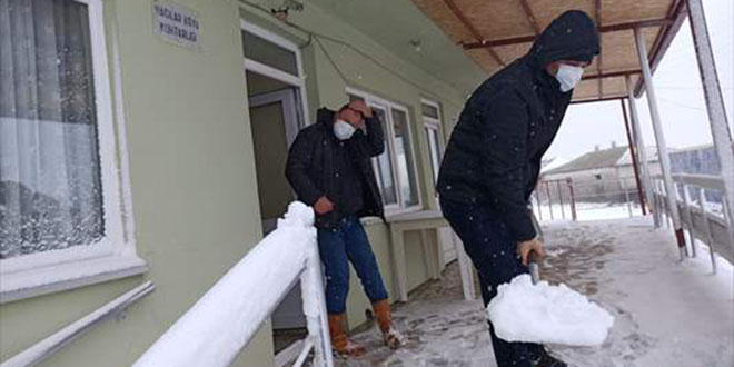 Vali ile muhtar kar temizliği yaptı