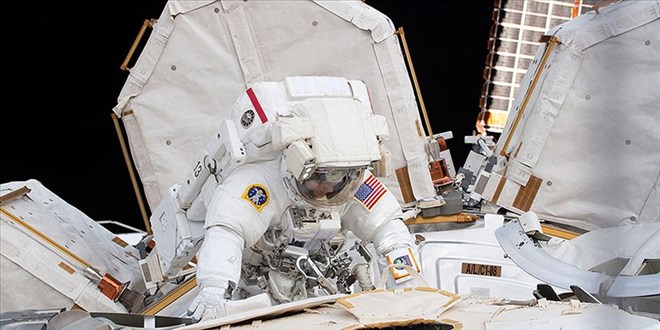 Uzay İstasyonundaki astronotlar uzay yürüyüşüne çıktı