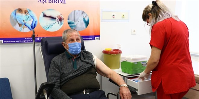 75 yaş vatandaşlar aşı için sağlık merkezlerinin yolunu tuttu