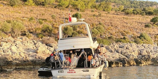 Göçmenlere 10 dakikalık dümen eğitimi: Hurda tekneyle ölüme gönderdiler