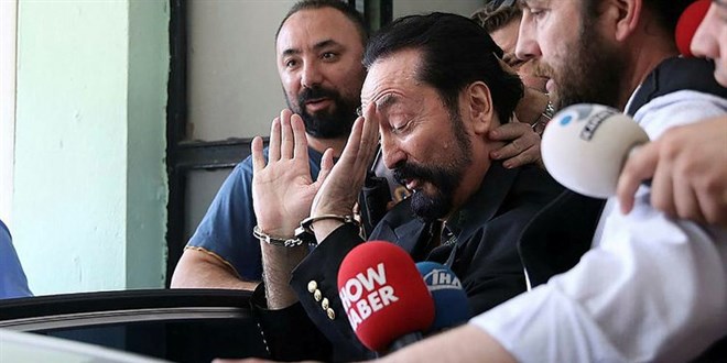 Adnan Oktar, rgt ieriden ynetiyor