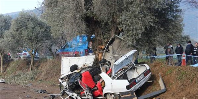 İzmir'de ağaca çarpan otomobildeki 2 kişi öldü, 3 kişi yaralandı