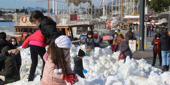 İlçeye 30 ton kar getirildi, ilk kez kar gören çocuklar doyasıya eğlendi