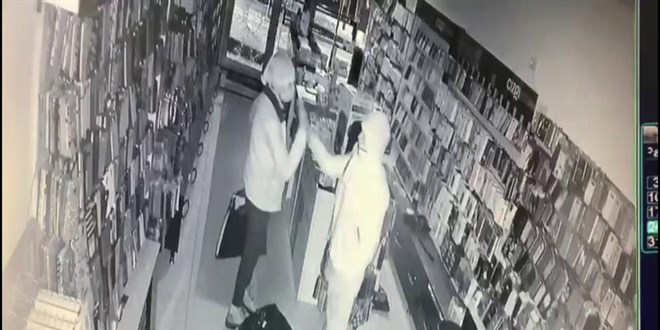 Hırsızlar güle oynaya telefon çaldılar