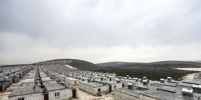 İdlib'de yüz binlerce kişi çadırdan kurtarıldı