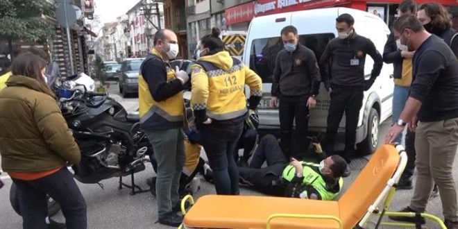 Hatalı dönüş yaptı, motosikletli polise çarparak yaraladı