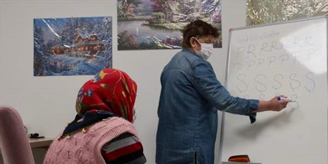 Huzurevinde 71 yaşındaki oda arkadaşını okuma yazma öğreterek hayata bağladı