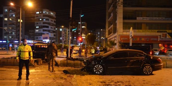 Polisleri taşıyan zırhlı araç ile otomobil çarpıştı: 6 yaralı
