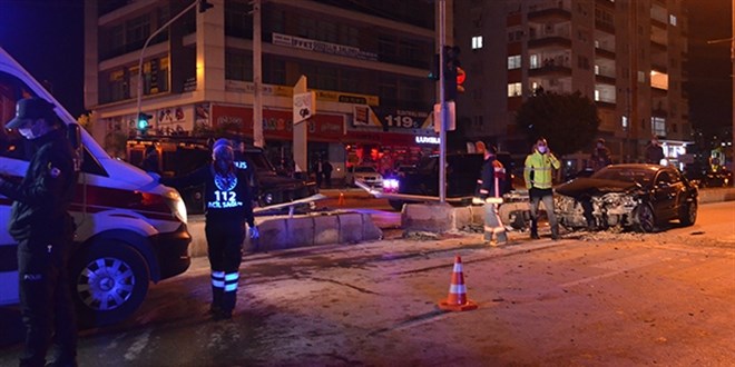 zel harekat arac kaza yapt; 4' polis 6 kii yaraland