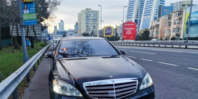 Çakarlı aracıyla emniyet şeridini kullanan iş adamına ceza