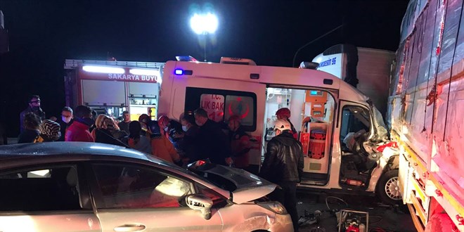 Ambulansın da karıştığı zincirleme trafik kazası: 8 yaralı