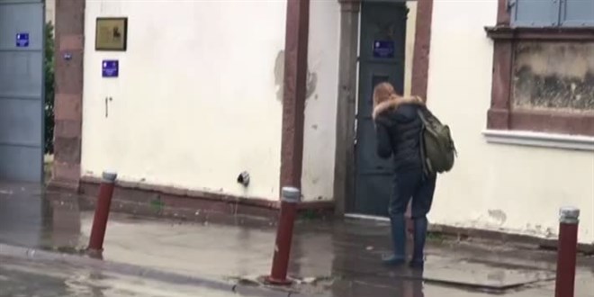 İzmir'de sağanak sel ve su baskınlarına neden oldu