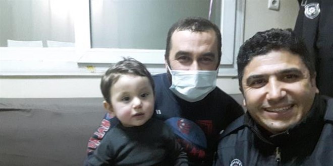 Boğazına çekirdek kabuğu kaçan Suriyeli çocuğu hastaneye polis yetiştirdi