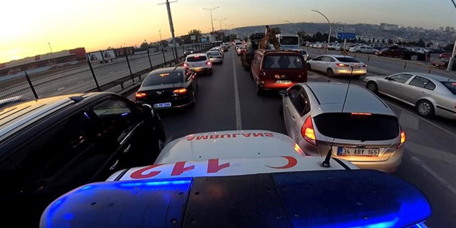 Ambulans şoförleri, fermuar tekniğini uygulanmasını istiyor