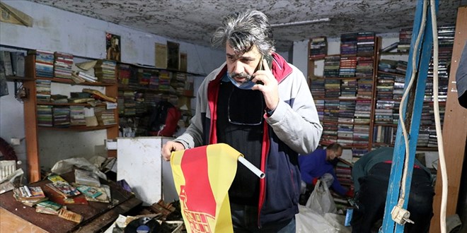 Sahafı sel suyu vurdu, 35 bin kitap su altında kaldı